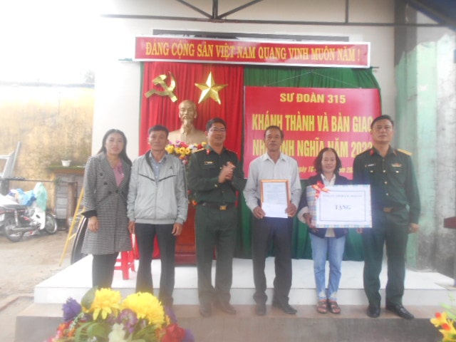 Đơn vị Bộ đội trao nhà tình nghĩa cho gia đình Mẹ Việt Nam anh hùng