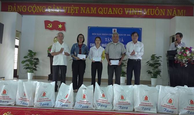 Hội Nạn nhân chất độc da cam/đioxin huyện Núi Thành trao tặng quà cho hội viên