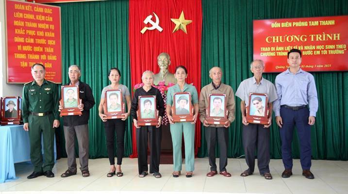 Bộ đội Biên phòng tặng di ảnh liệt sĩ cho gia đình ở Núi Thành