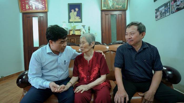 Chủ tịch UBND tỉnh Lê Văn Dũng thăm gia đình đồng chí Võ Chí Công nhân kỷ niệm 50 năm Ngày giải phóng tỉnh Quảng Nam