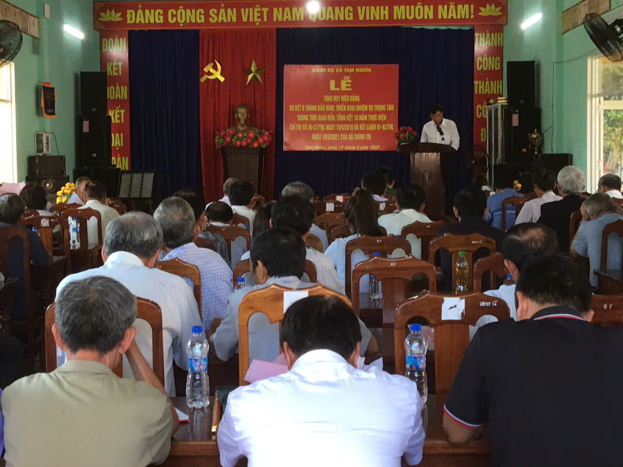 Tam Nghĩa: Trao huy hiệu Đảng đợt 19/5 – Sơ kết công tác Đảng 6 tháng đầu năm 2025
