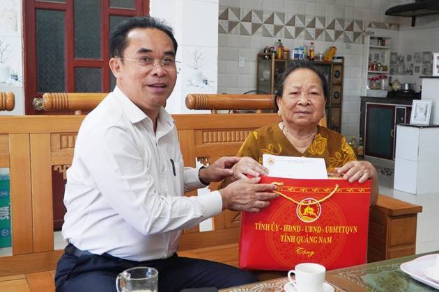 Lãnh đạo tỉnh Quảng Nam tặng quà thân nhân liệt sĩ hy sinh trong trận đánh Núi Thành