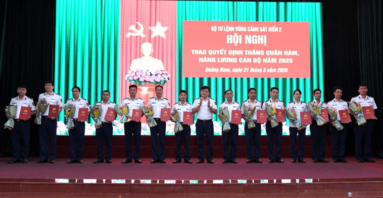 Thăng quân hàm trước thời hạn cho sĩ quan cảnh sát biển