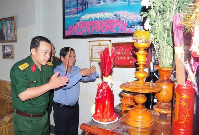 Lãnh đạo Bộ Chỉ huy Quân sự tỉnh Quảng Nam thăm thân nhân cựu chiến binh ở Khánh Hòa tham gia trận đánh Núi Thành