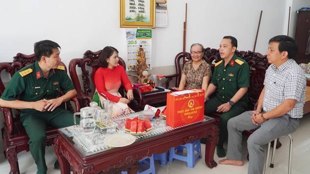 Thăm thân nhân cán bộ, chiến sĩ trực tiếp tham gia trận đánh Núi Thành