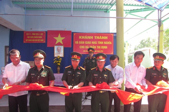 Phòng Giao dịch Ngân hàng CSXH Núi Thành giải ngân 100 triệu đồng vốn vay xoá nhà tạm, nhà dột nát