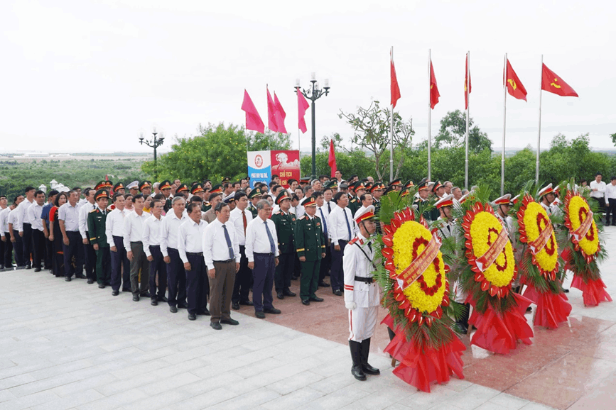 Lễ dâng hương tưởng niệm tại Tượng đài Chiến thắng Núi Thành