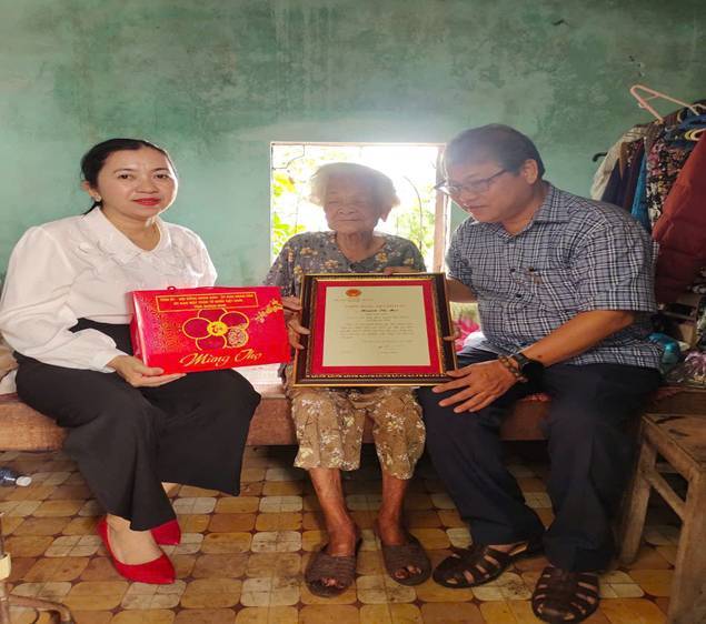 Lãnh đạo huyện đi thăm Chúc thọ, mừng thọ Người cao tuổi và trẻ em có hoàn cảnh đặc biệt khó khăn tại xã Tam Hòa